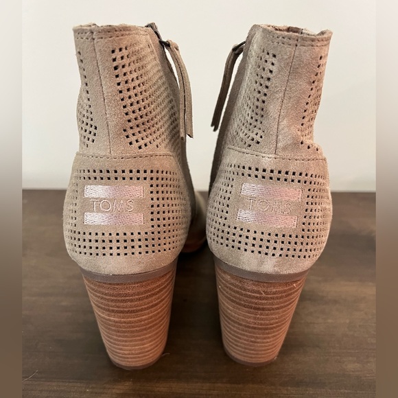 Excellent Condition TOMS Majorca Peep Toe Booties Tan Suede Perforated sz 12 - Picture 4 of 7